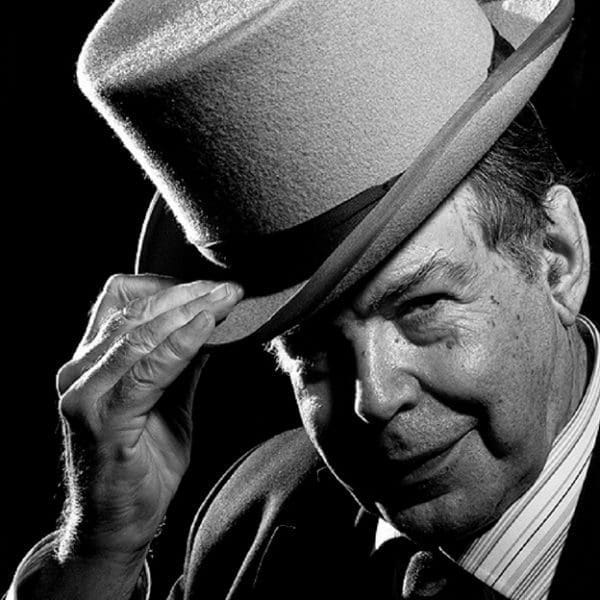 Greyscale headshot of Dr. Edward de Bono with a hat 