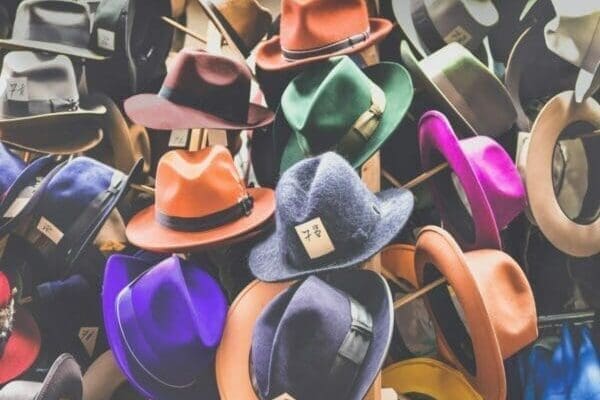 Coloured hats on a stand for the 6 thinking hats