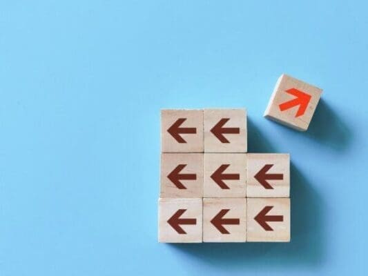 Wooden cubes with red arrow facing the opposite direction