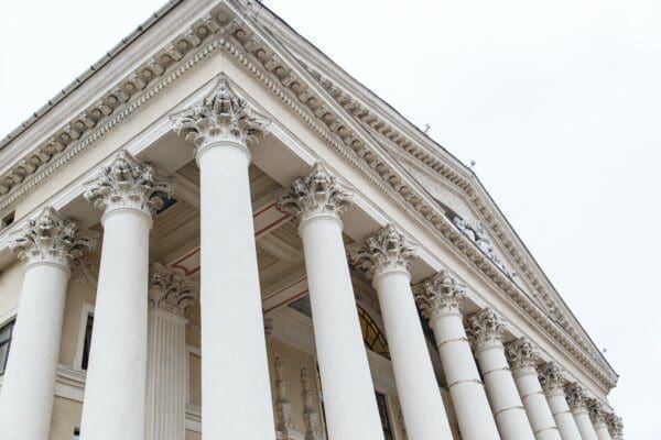 Close up of pillars at the corner of a white building